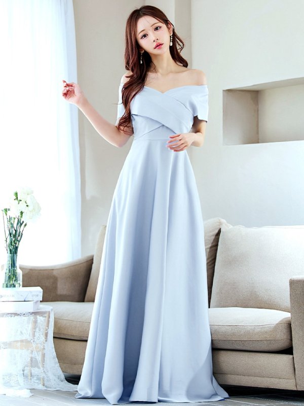 パウダーブルー モデル:真優川咲 身長:158cm 着用サイズ:8号(Sサイズ)