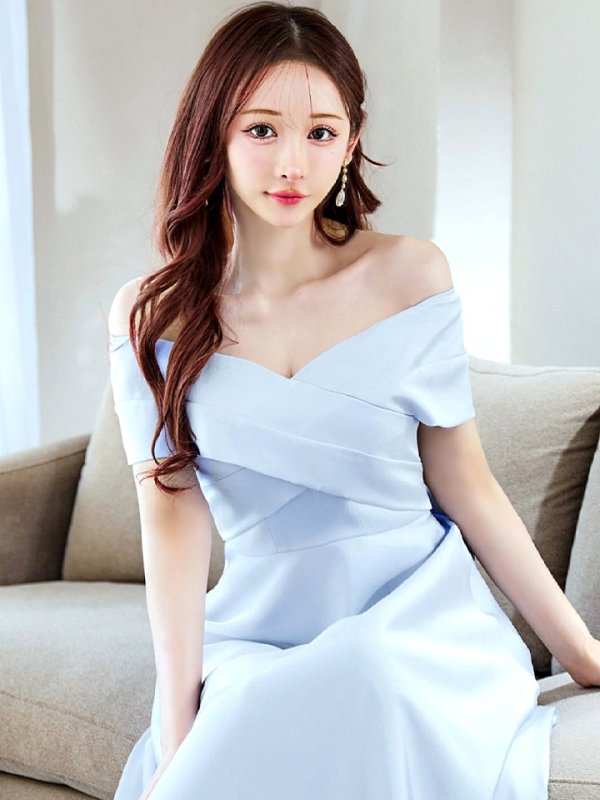 パウダーブルー モデル:真優川咲 身長:158cm 着用サイズ:8号(Sサイズ)