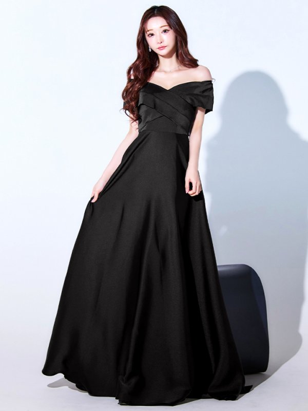 ブラック モデル：真優川咲　身長：158cm　着用サイズ：8号(Sサイズ)