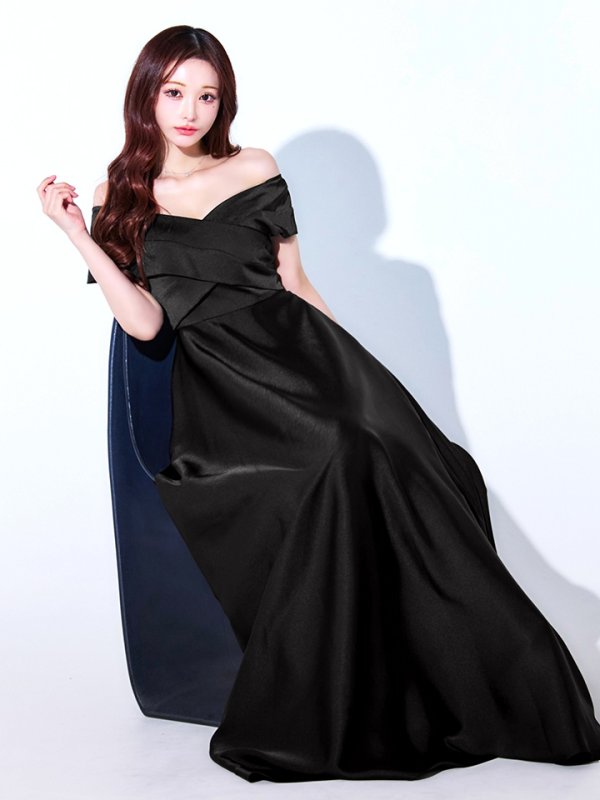 ブラック モデル：真優川咲　身長：158cm　着用サイズ：8号(Sサイズ)