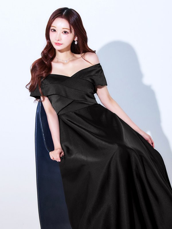 ブラック モデル：真優川咲　身長：158cm　着用サイズ：8号(Sサイズ)