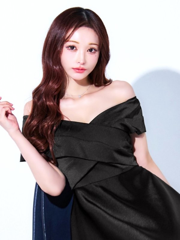 ブラック モデル：真優川咲　身長：158cm　着用サイズ：8号(Sサイズ)