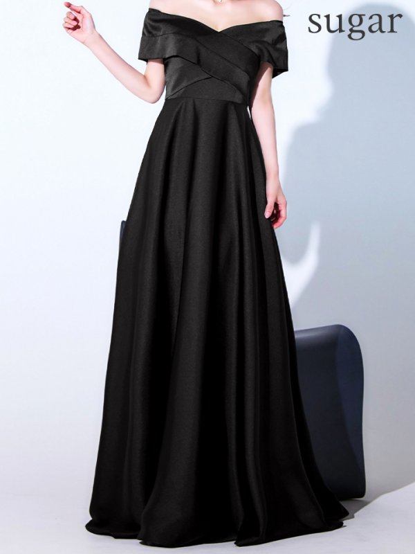 ブラック モデル:真優川咲 身長:158cm 着用サイズ:8号(Sサイズ)