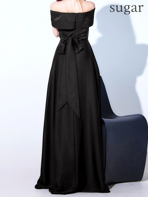 ブラック モデル:真優川咲 身長:158cm 着用サイズ:8号(Sサイズ)