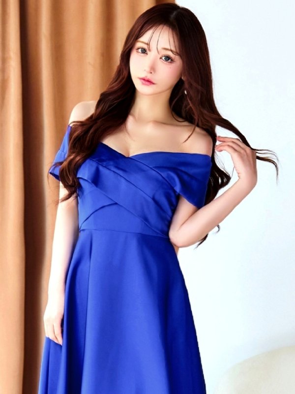 ロイヤルブルー モデル:真優川咲 身長:158cm 着用サイズ:8号(Sサイズ)