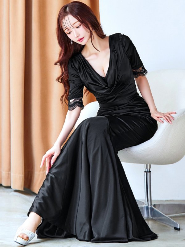 ブラック　モデル：真優川咲　身長：158cm　着用サイズ：8号(Sサイズ)