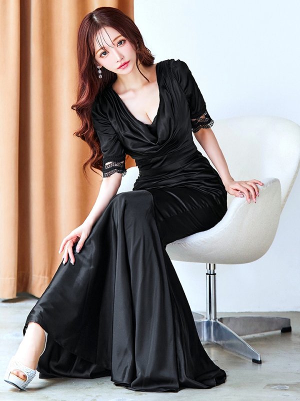 ブラック　モデル：真優川咲　身長：158cm　着用サイズ：8号(Sサイズ)