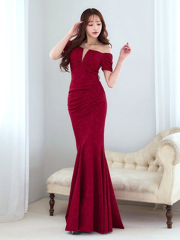 ダークレッド　モデル：真優川咲　身長：158cm　着用サイズ：8号(Sサイズ)