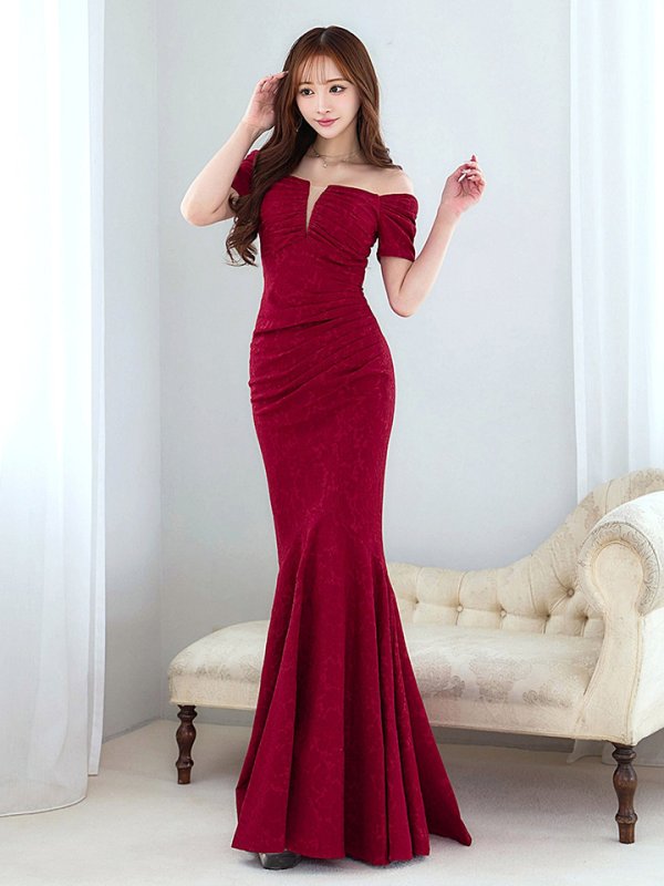 ダークレッド　モデル：真優川咲　身長：158cm　着用サイズ：8号(Sサイズ)