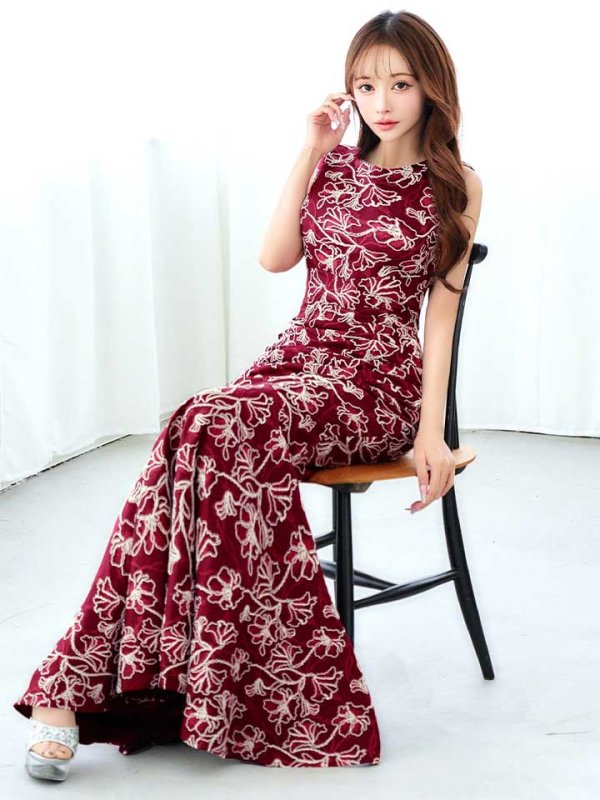 バーガンディ　モデル：真優川咲　身長：158cm　着用サイズ：8号(Sサイズ)