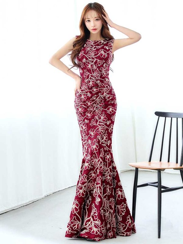 バーガンディ　モデル：真優川咲　身長：158cm　着用サイズ：8号(Sサイズ)