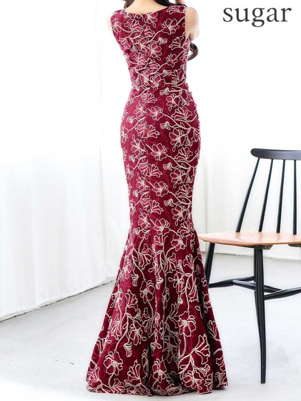 バーガンディ　モデル：真優川咲　身長：158cm　着用サイズ：8号(Sサイズ)