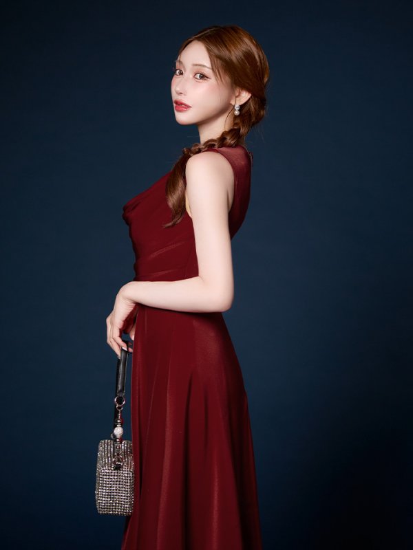 ワインレッド　モデル：明日花キララ　身長162cm　着用サイズ：Sサイズ