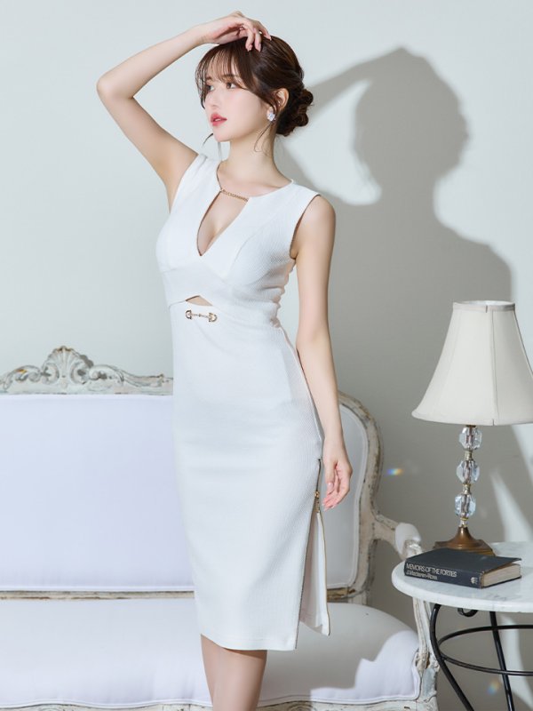 画像13: XSサイズあり【Veautt/ヴュート】【OF05】フロントクロスデザイン/ ウエストカット/ チャーム/ ノースリーブ/ タイト/ ミディアムドレス/ キャバドレス
