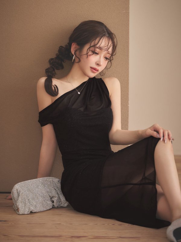 ブラック　モデル：朝陽凪　身長：156cm　着用サイズ：Sサイズ