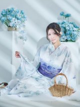 水彩百合ナチュラルブルー浴衣【浴衣３点セット 浴衣/帯/下駄】OBI-g-500-kj-9-NV / HIMO-900-yn-4-GYxGY / HEKO-800-sb-8-DusBL  / GETA-01-kj-2-BL / [YMT]