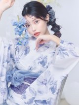 モダンフラワー大人エレガント浴衣【浴衣３点セット 浴衣/帯/下駄】OBI-g-500-kj-9-NV / HIMO-900-yn-5-IV / HEKO-800-sb-8-DusBL / GETA-01-kj-2-BL/ [YMT]