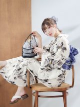 【即日発送】水彩風モノトーンフラワー浴衣 OBI-g-500-kj-9-NV / HIMO-900-yn-4-GYxGY / HEKO-800-sb-5-WH / YA-953-kn-BL / YA-1081-kj-BL / GETA-01-kj-3-IV[YMT]