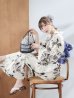 画像1: 【即日発送】水彩風モノトーンフラワー浴衣 OBI-g-500-kj-9-NV / HIMO-900-yn-4-GYxGY / HEKO-800-sb-5-WH / YA-953-kn-BL / YA-1081-kj-BL / GETA-01-kj-3-IV[YMT] (1)