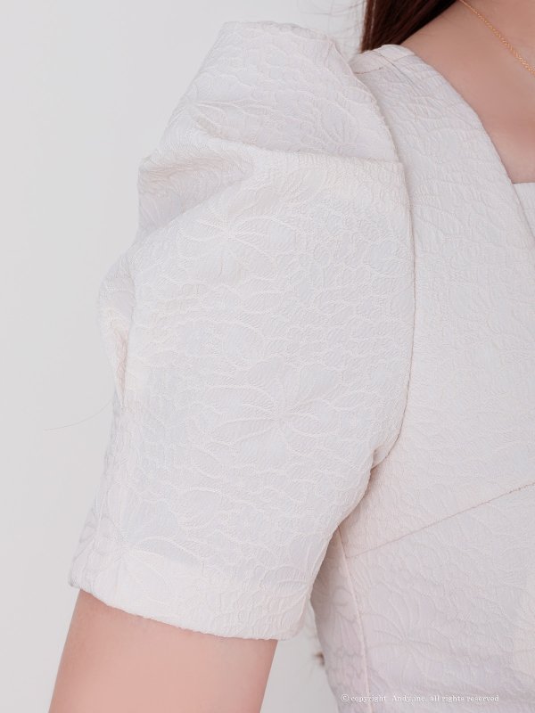 ベージュ　モデル：あみ　身長：163cm　着用サイズ：Sサイズ