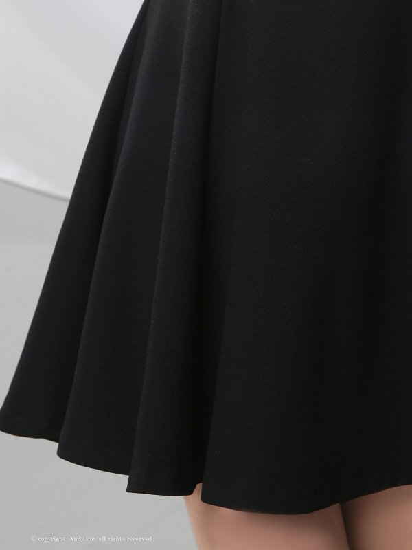 ホワイト×ブラック　 モデル：かずは　着用サイズ：Sサイズ