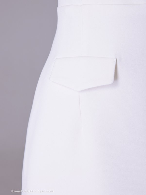 ホワイト モデル:青田夏奈 身長:163cm 着用サイズ:Sサイズ