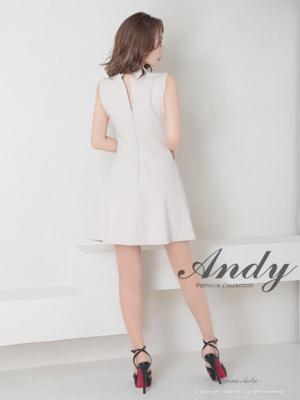 ベージュ モデル:青田夏奈 身長:163cm 着用サイズ:Sサイズ