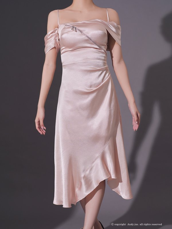 ベージュ モデル：七瀬みほ　身長：162cm　着用サイズ：Sサイズ