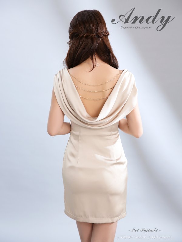 ベージュ　モデル：藤咲めい　着用サイズ：Sサイズ