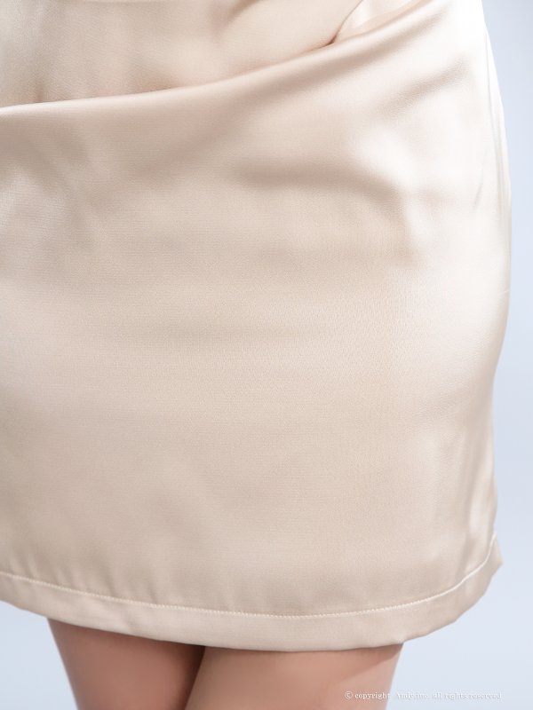 ベージュ　モデル：藤咲めい　着用サイズ：Sサイズ