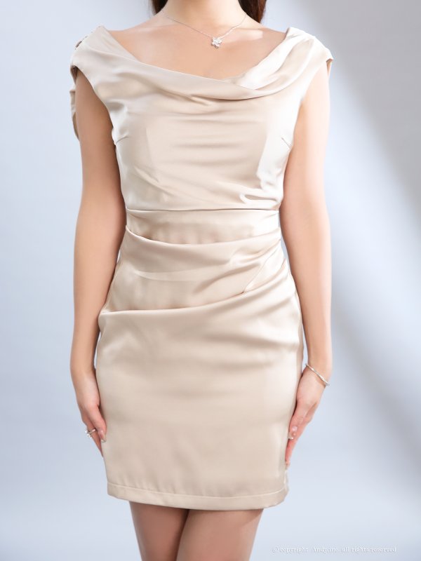 ベージュ　モデル：藤咲めい　着用サイズ：Sサイズ