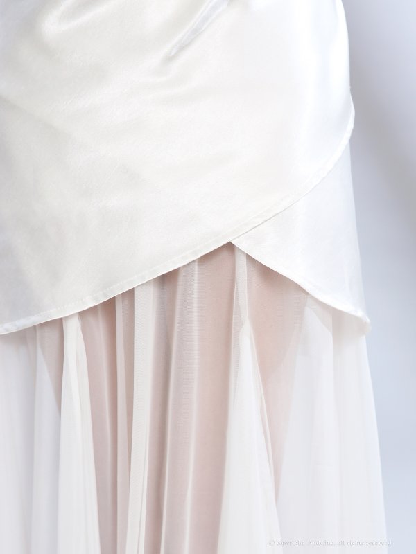 ホワイト　モデル：藤咲めい　着用サイズ：Sサイズ