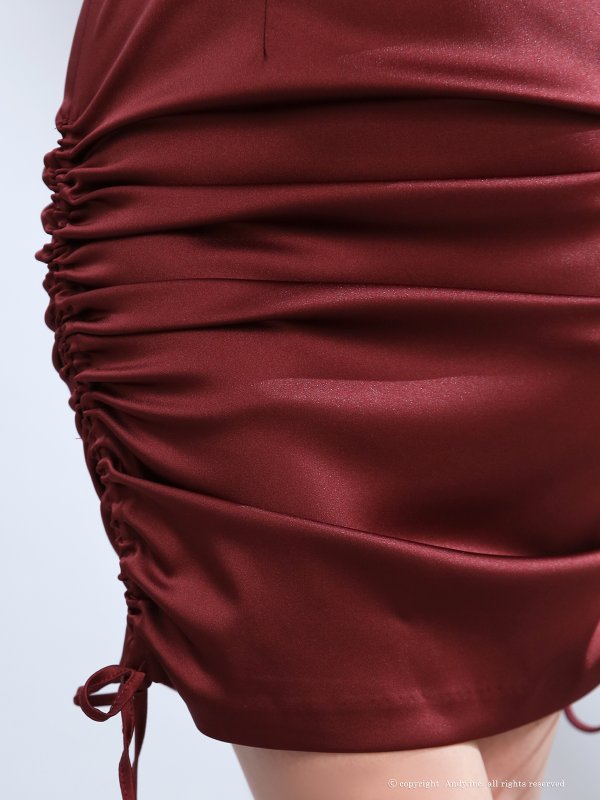 ワインレッド　モデル：藤咲めい　着用サイズ：Sサイズ