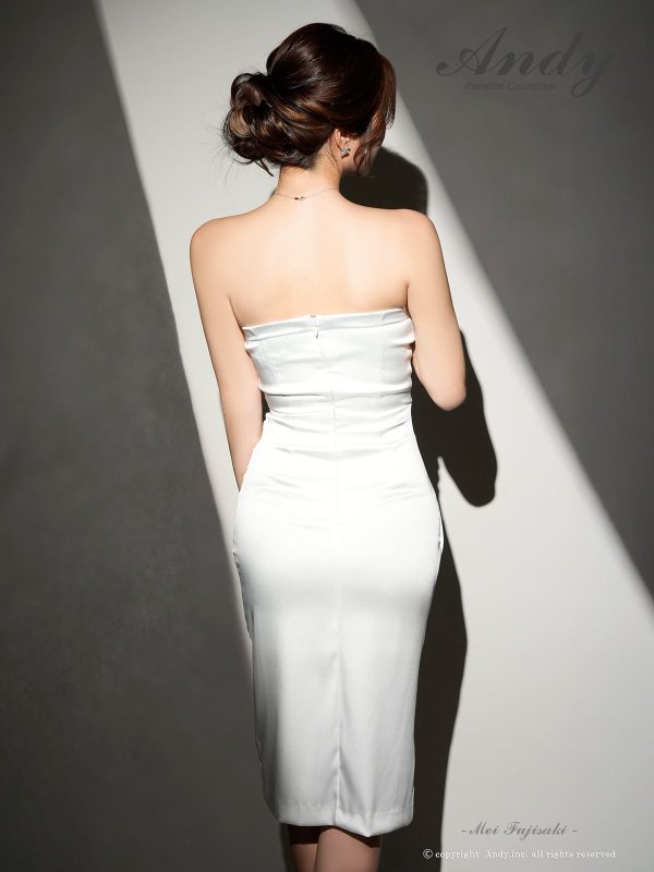 ホワイト　モデル：藤咲めい　着用サイズ：Sサイズ