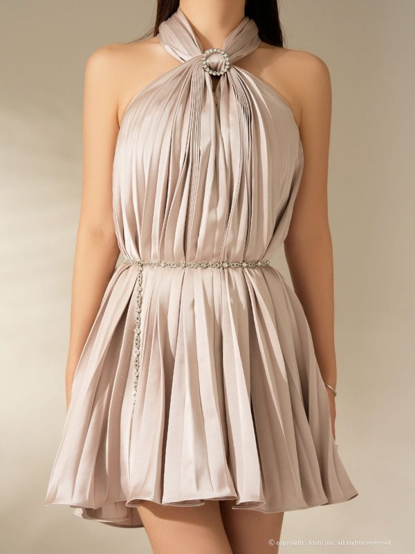 ピンクベージュ　モデル：藤咲めい　着用サイズ：Sサイズ