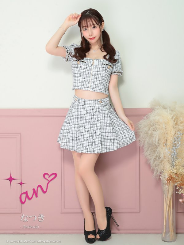 ホワイト×ブラック　モデル：なつき　着用サイズ：Sサイズ