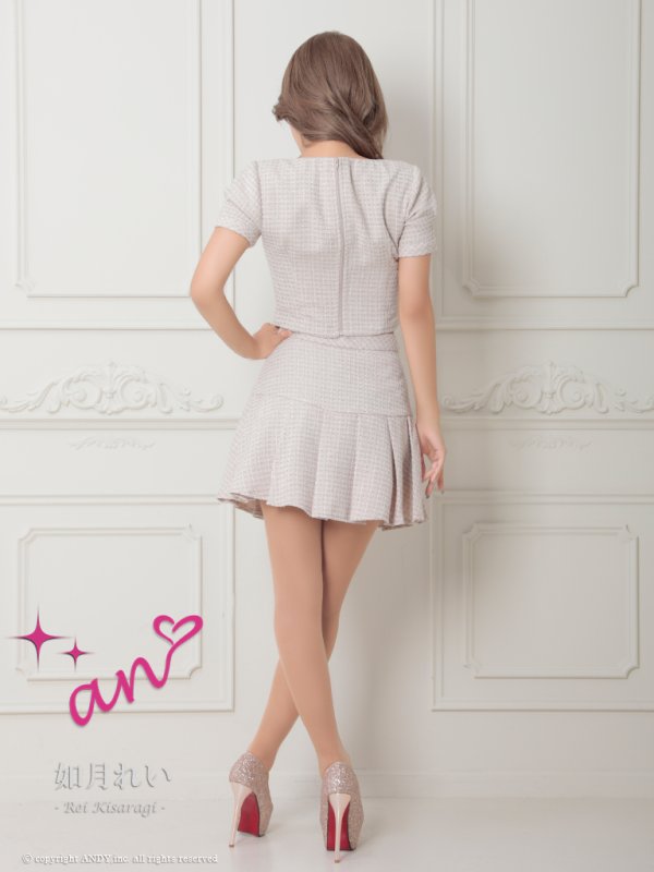 ベージュ　モデル：如月れい　身長：156cm　着用サイズ：Sサイズ