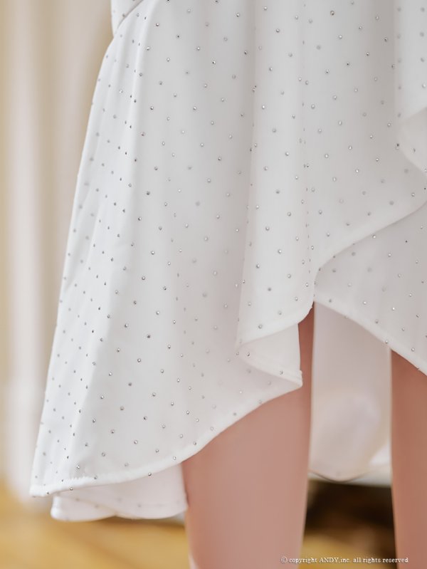 ホワイト モデル:黒咲サリー 身長:160cm 着用サイズ:Sサイズ