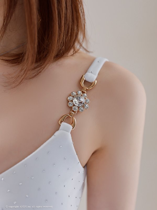 ホワイト モデル:鈴音りん 身長:156cm 着用サイズ:Sサイズ