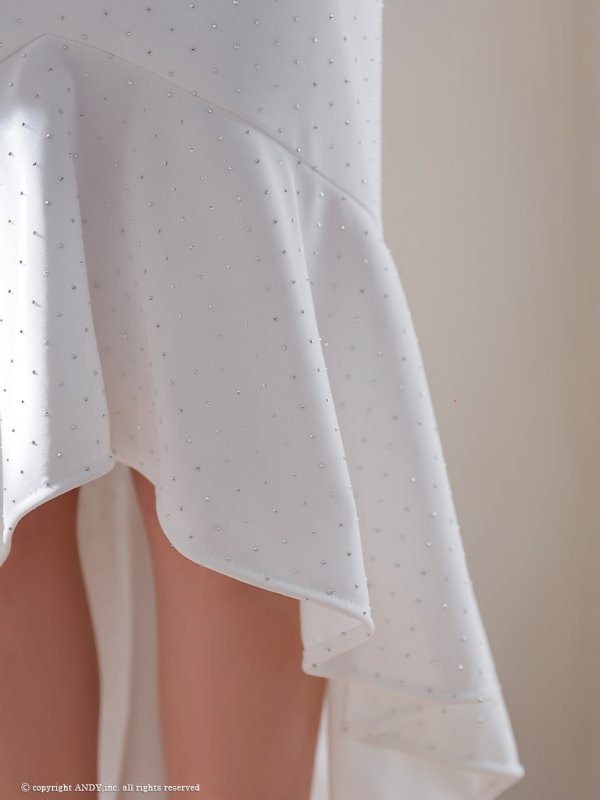 ホワイト モデル:鈴音りん 身長:156cm 着用サイズ:Sサイズ