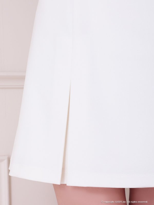 ホワイト モデル:もみじ 着用サイズ:Sサイズ