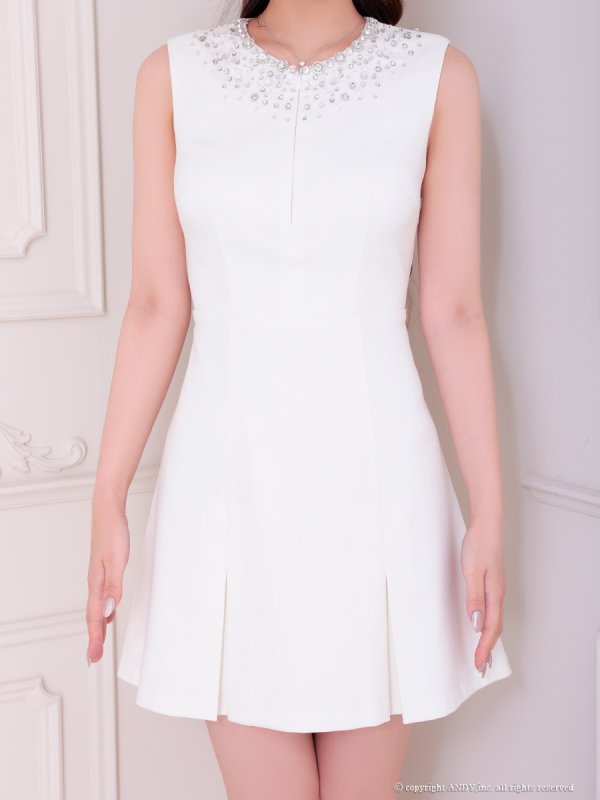 ホワイト モデル:もみじ 着用サイズ:Sサイズ