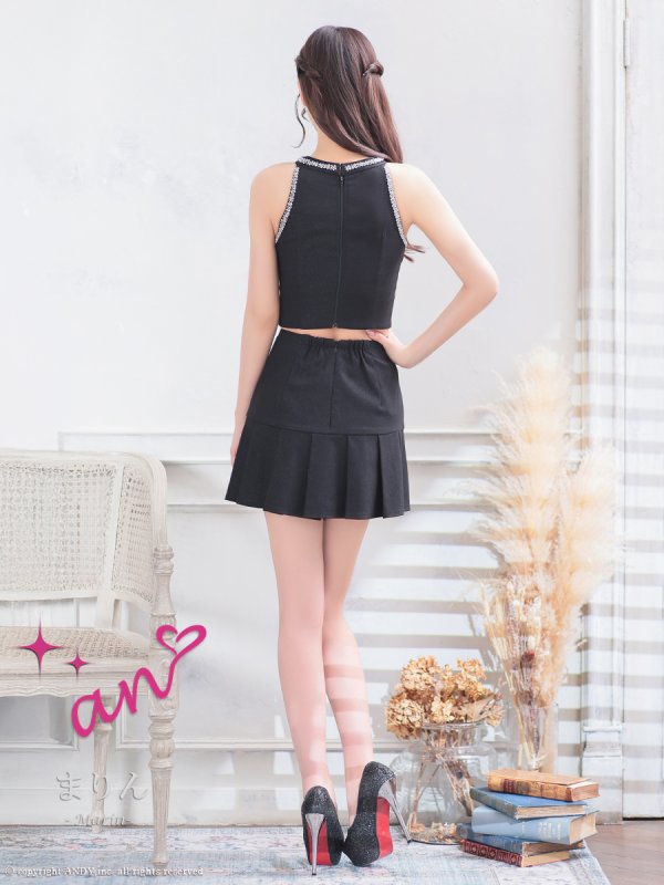 ブラック モデル:ひなたまりん 身長:171cm 着用サイズ:Sサイズ