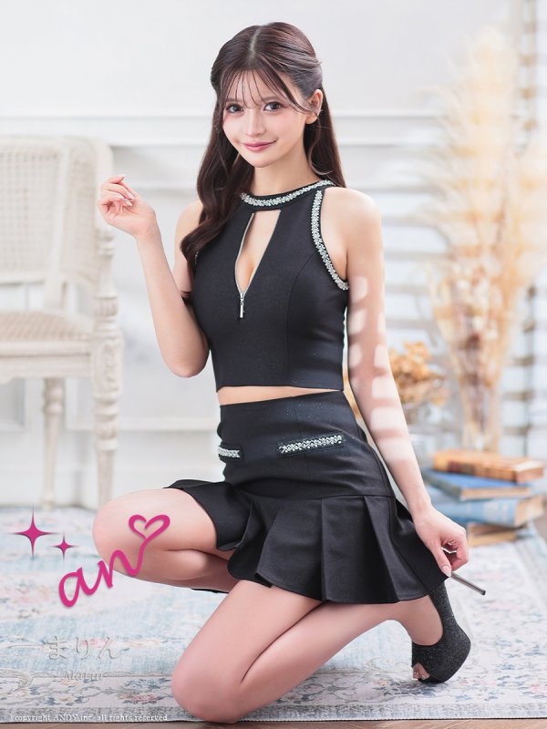 ブラック モデル:ひなたまりん 身長:171cm 着用サイズ:Sサイズ