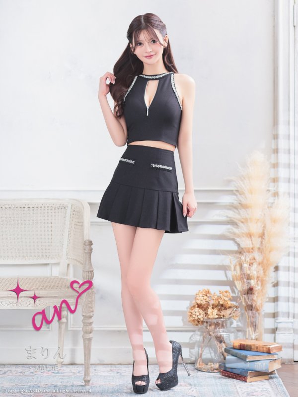 ブラック モデル:ひなたまりん 身長:171cm 着用サイズ:Sサイズ