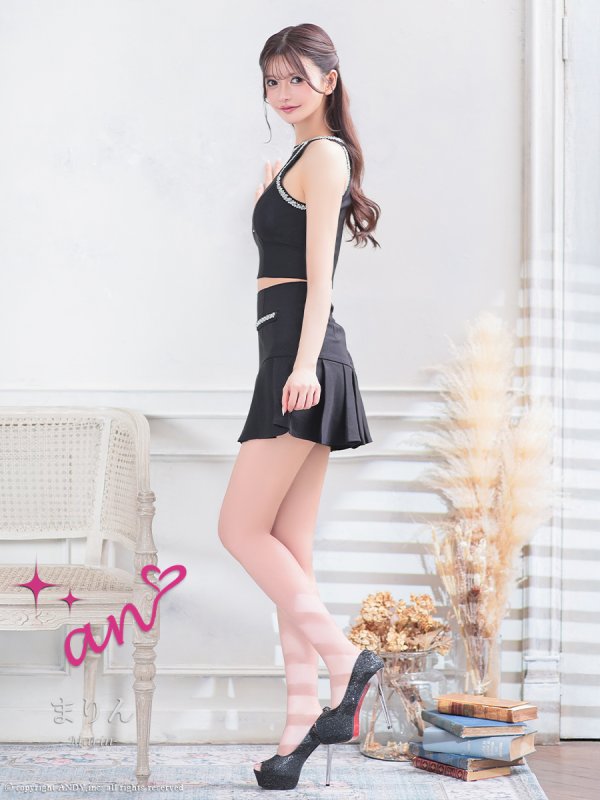 ブラック モデル:ひなたまりん 身長:171cm 着用サイズ:Sサイズ