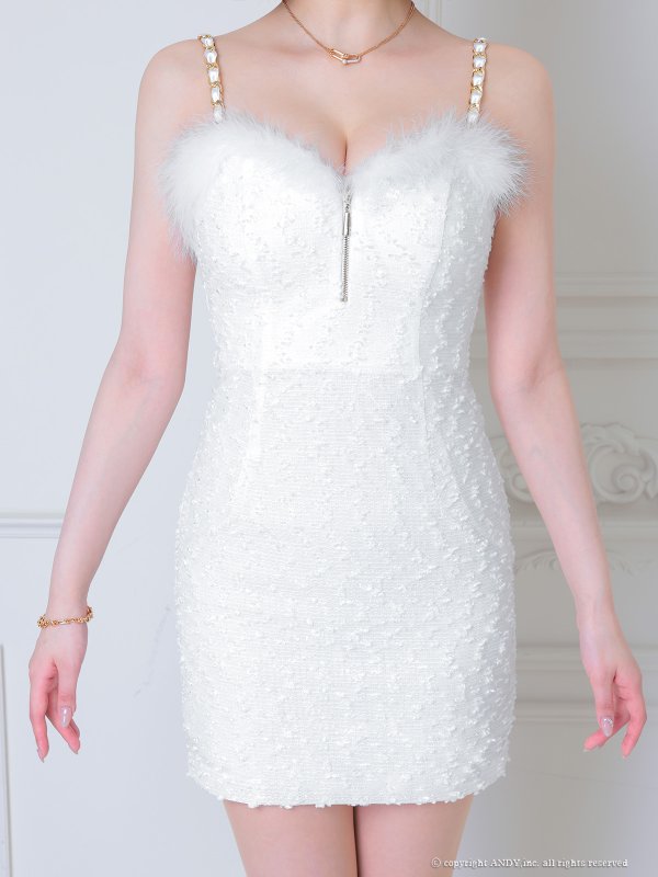 ホワイト　モデル：かのん　着用サイズ：Sサイズ