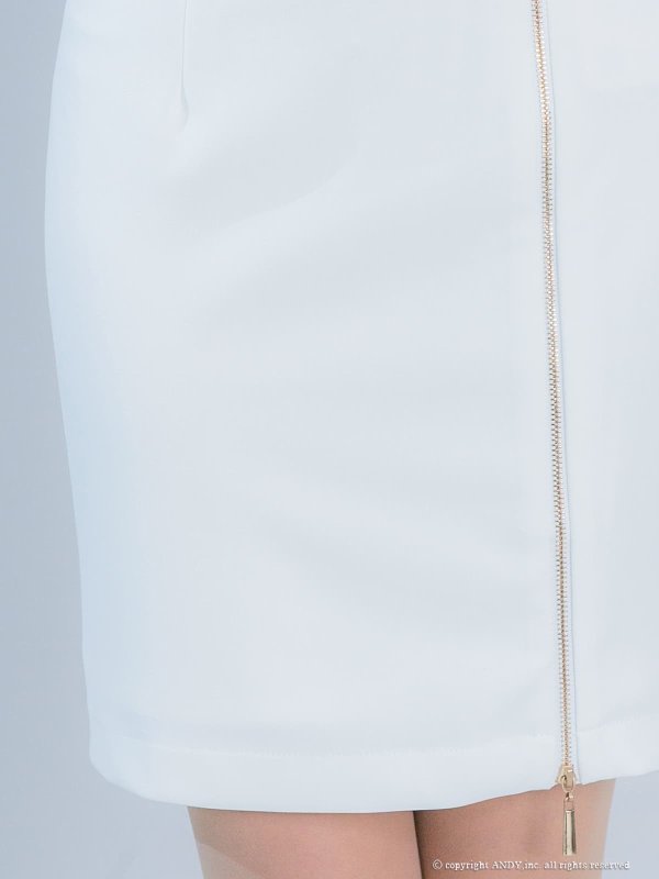 ホワイト　モデル：じゅんな　着用サイズ：Sサイズ