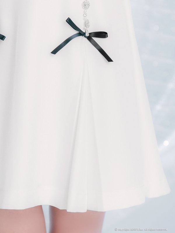 ホワイト　モデル：みい　着用サイズ：Sサイズ