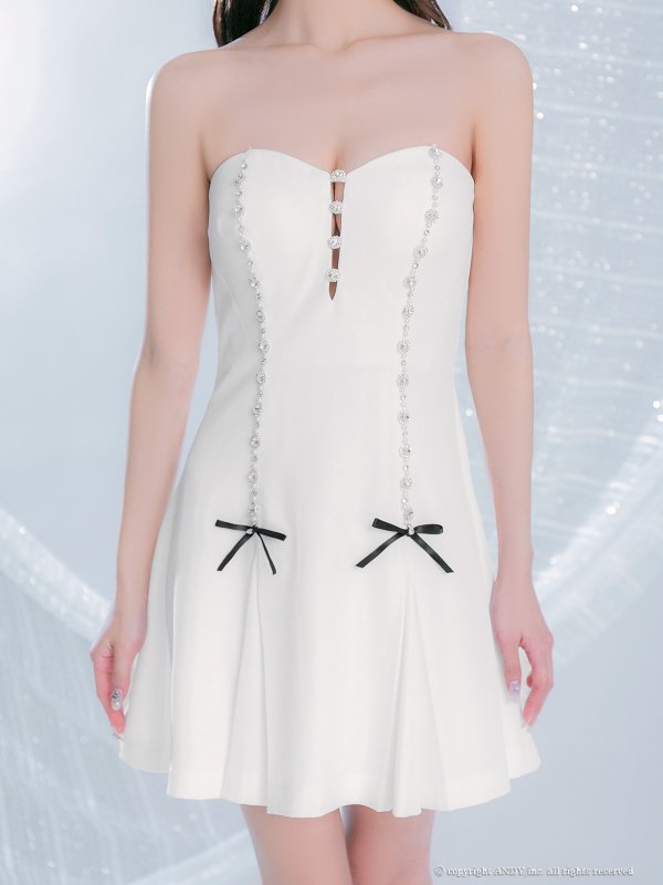 ホワイト　モデル：みい　着用サイズ：Sサイズ